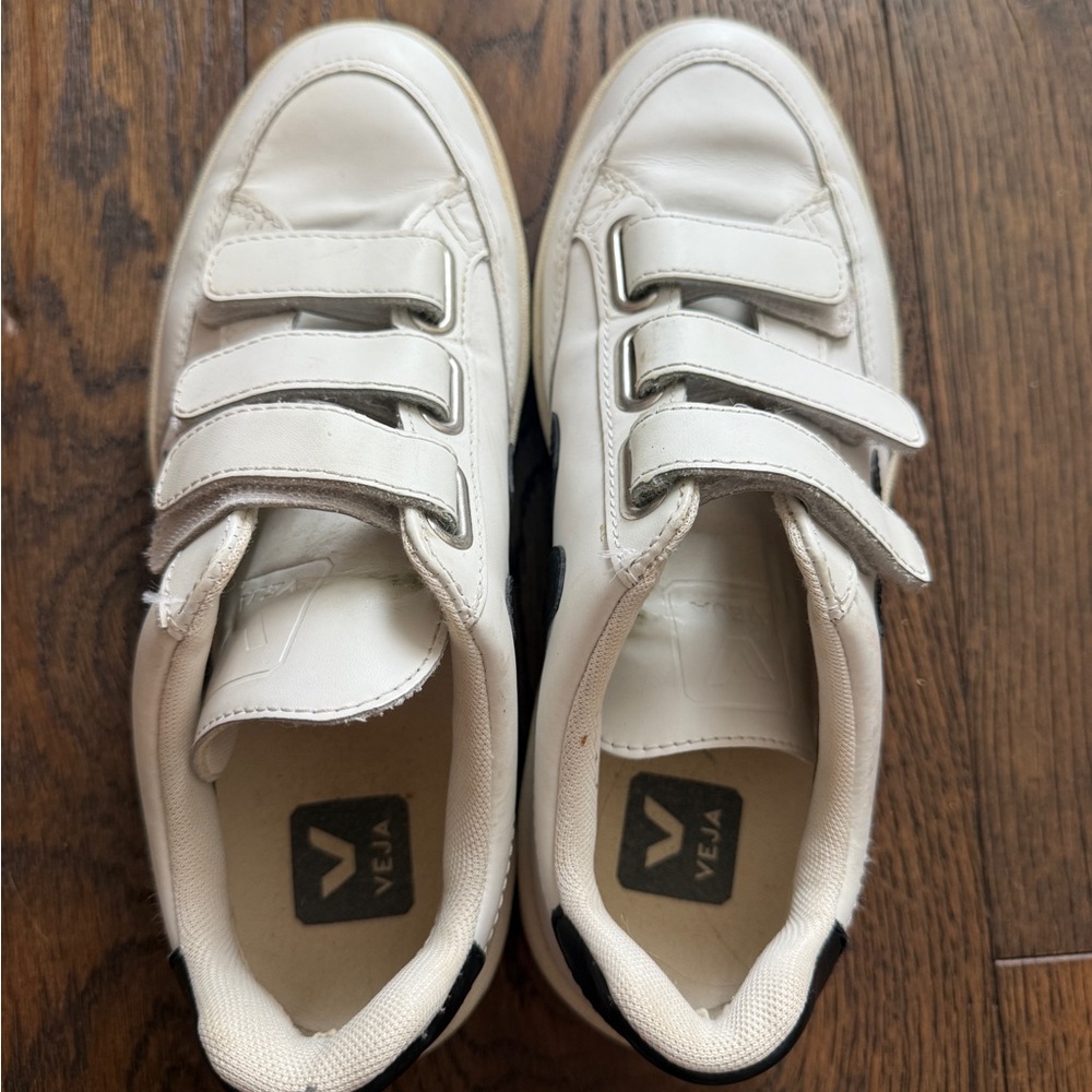 Veja Women's White Sneaker with Black V Detail - Picture 9 of 11